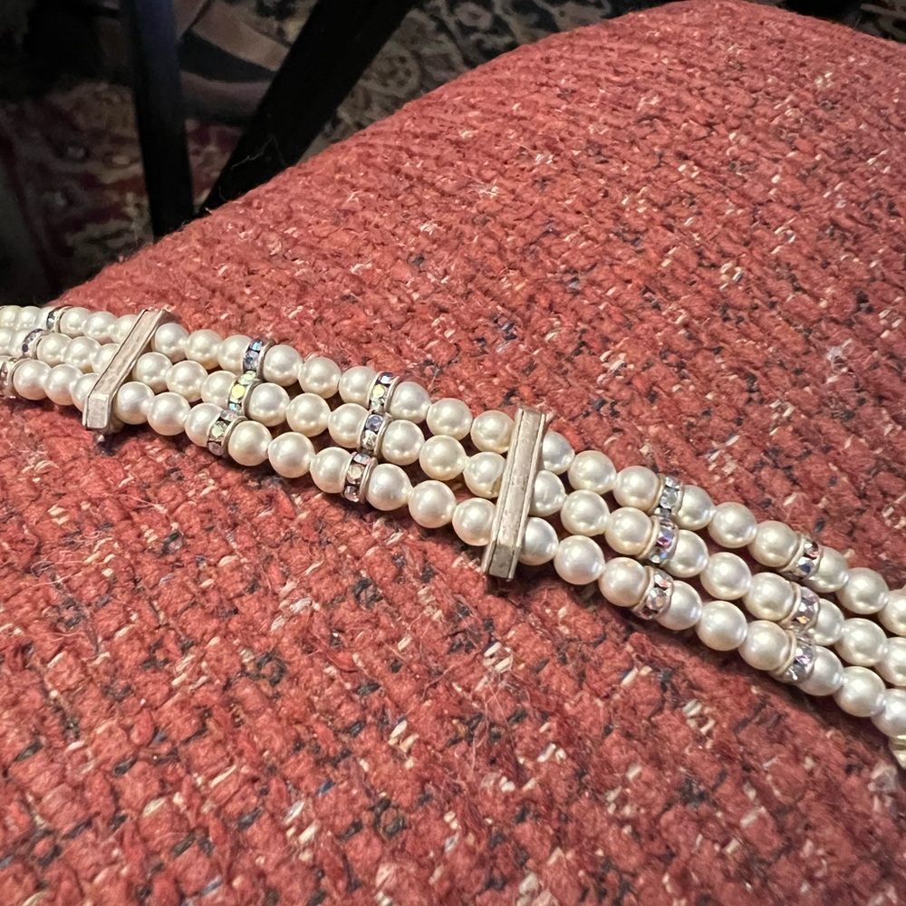 Vintage-Inspired Triple Strand Pearl Bracelet in White with Silver Accents